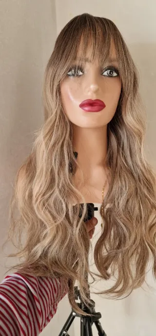 Peluca castaña con mechas rubias ondulada