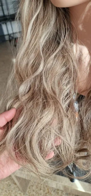 Peluca castaña con mechas rubias ondulada