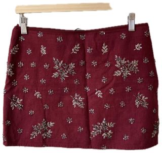 Minifalda granate con abalorios