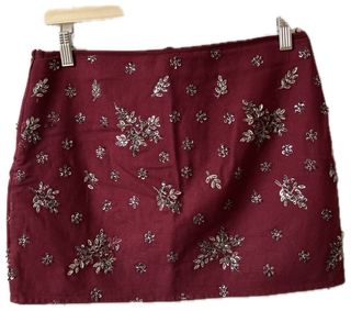 Minifalda granate con abalorios