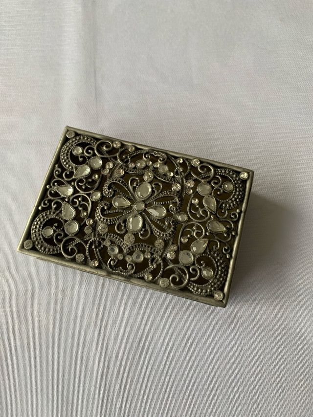 Caja de metal decorada con piedras