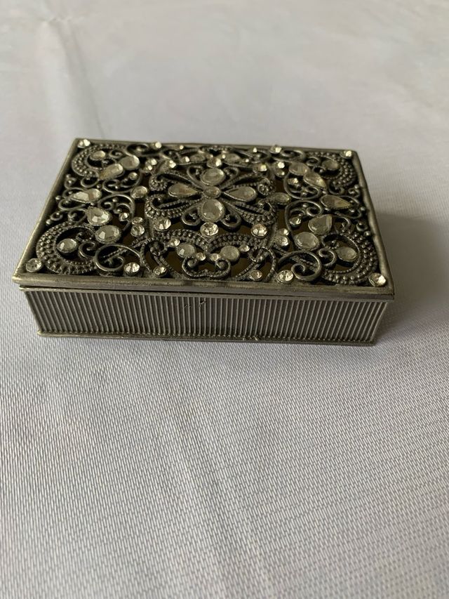 Caja de metal decorada con piedras