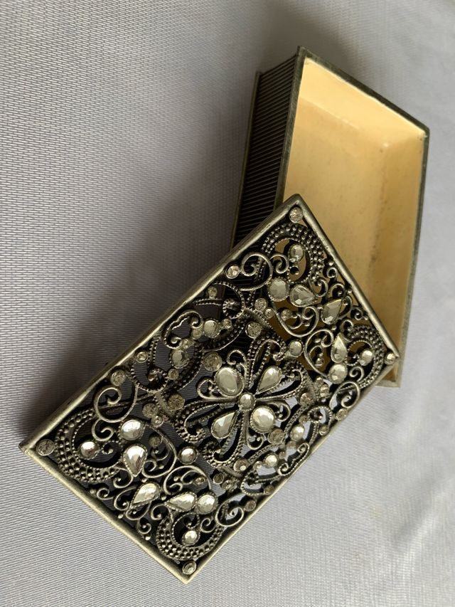 Caja de metal decorada con piedras