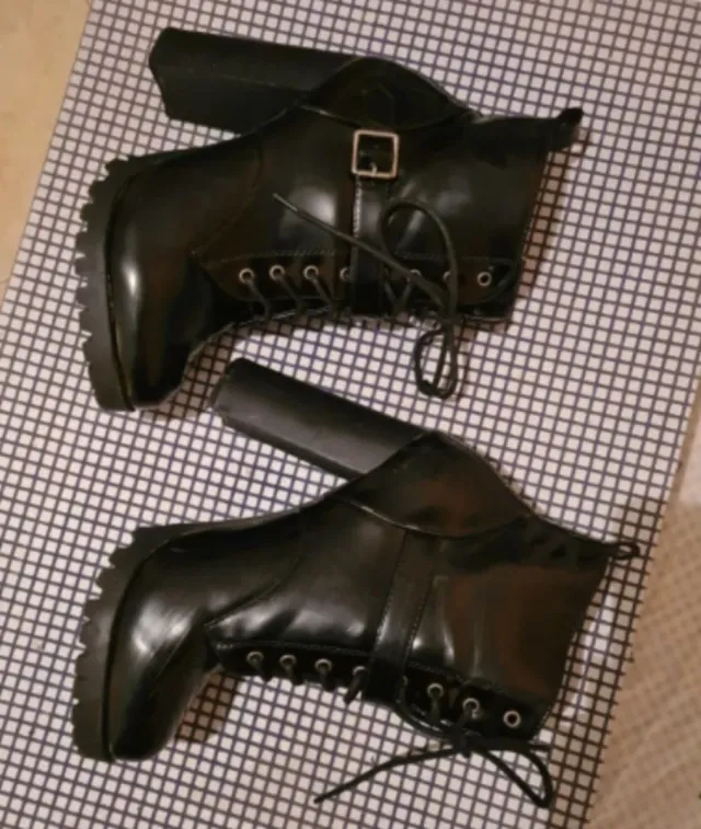 Botín tacón alto negro