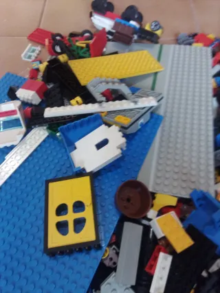 Lotto 4 kg mattoncini e accessori di Lego misti