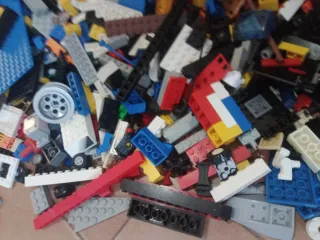 Lotto 4 kg mattoncini e accessori di Lego misti