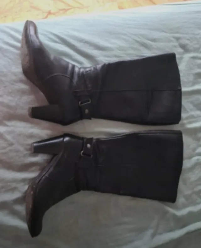 Botas altas de cuero negras