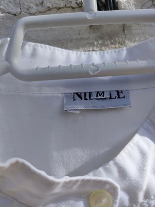 Camisa blanca con cuello mao y botones