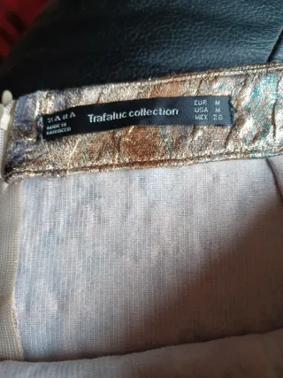 Minifalda dorada texturizada de Zara