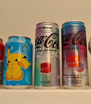 Lotto di lattine e bottiglie Coca-Cola