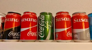 Lotto di lattine e bottiglie Coca-Cola