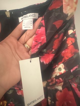 Vestido floral negro y rojo