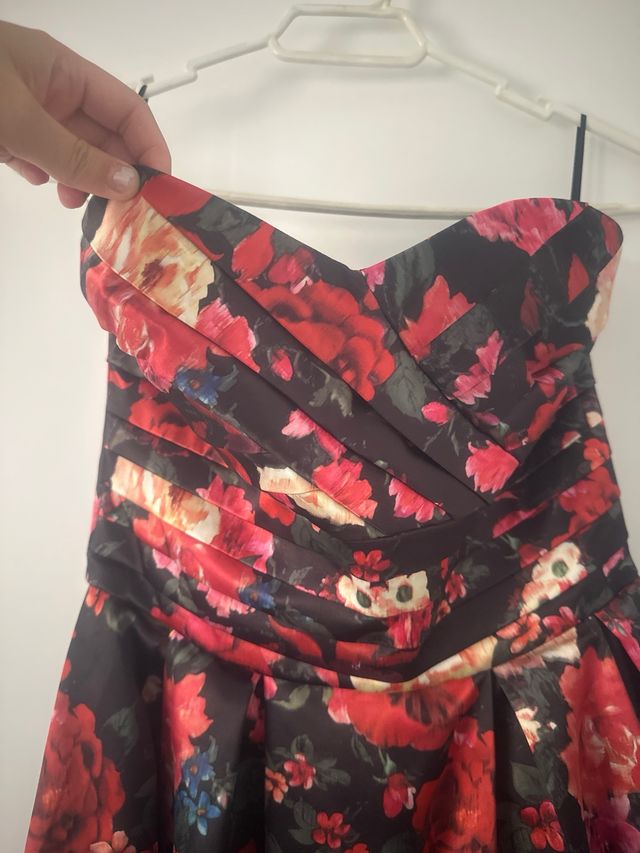 Vestido floral negro y rojo