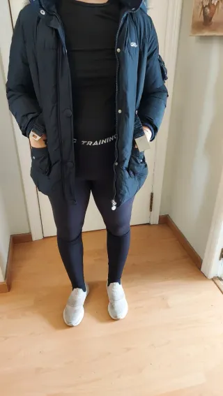 Chaquetón plumas azul marino.Marca del corte ingle