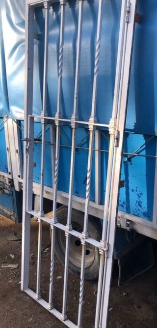 Reja de hierro forjado para puerta urgente venta