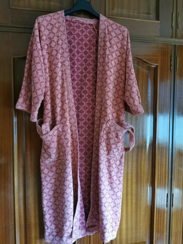 Bata rosa mujer talla única manga tres cuartos.