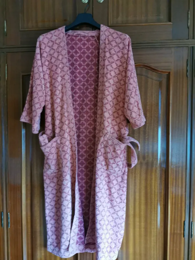 Bata rosa mujer talla única manga tres cuartos.