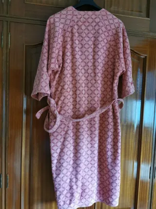Bata rosa mujer talla única manga tres cuartos.