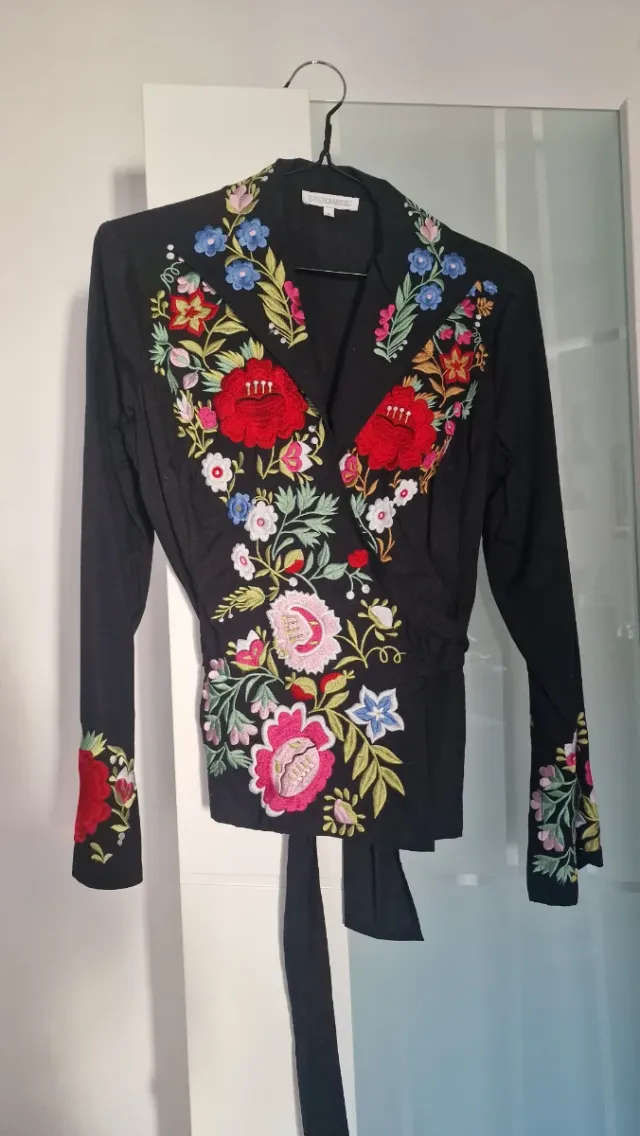 Camisa negra bordada flores