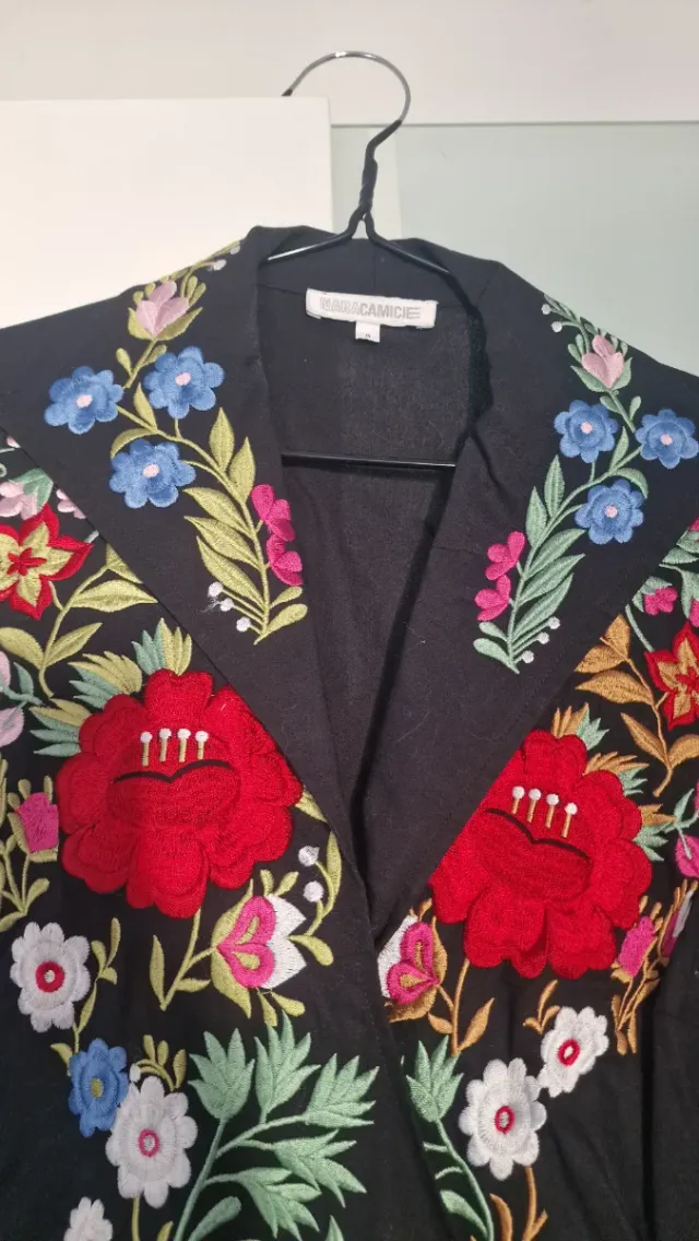 Camisa negra bordada flores