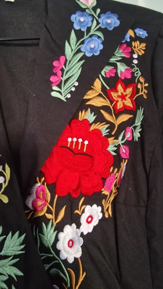 Camisa negra bordada flores