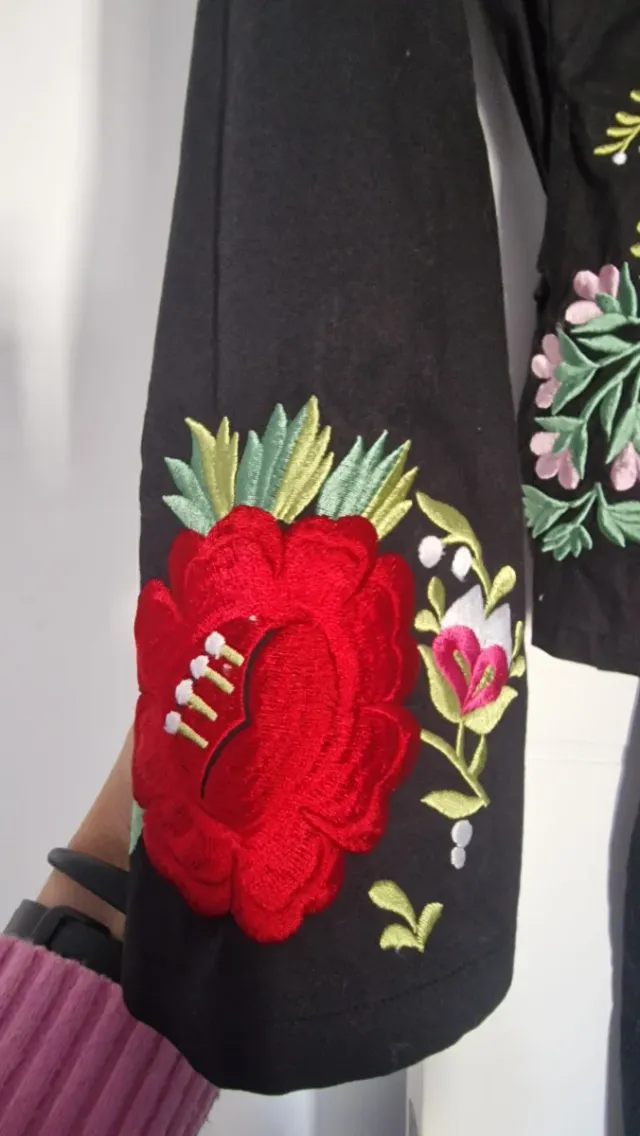 Camisa negra bordada flores