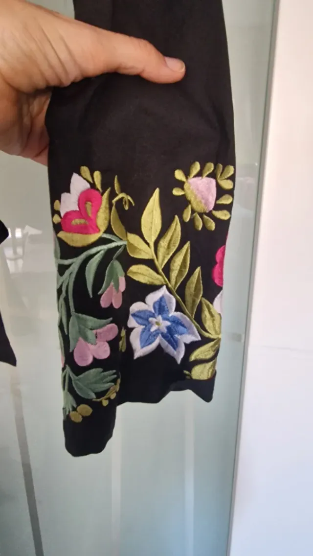 Camisa negra bordada flores