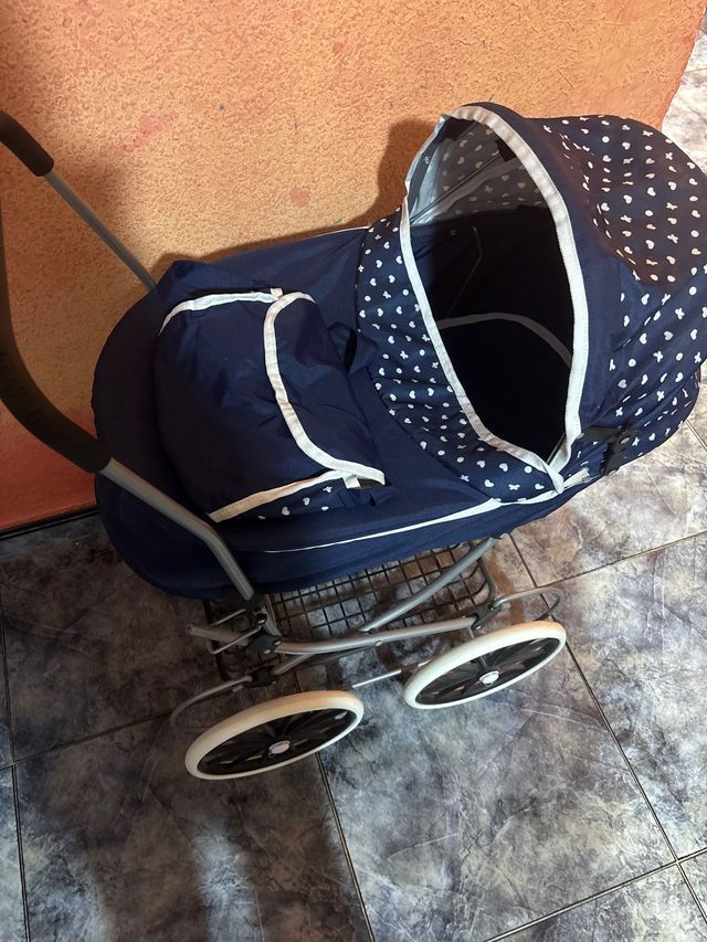 Carro de bebé azul con lunares blancos