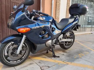 Suzuki GSX-F 750 Azul