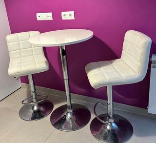 Mesa alta redonda y 2 taburetes blancos regulables