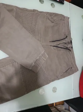 Pantalón jogger marrón con detalles