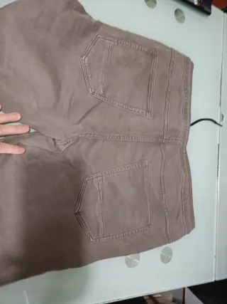 Pantalón jogger marrón con detalles