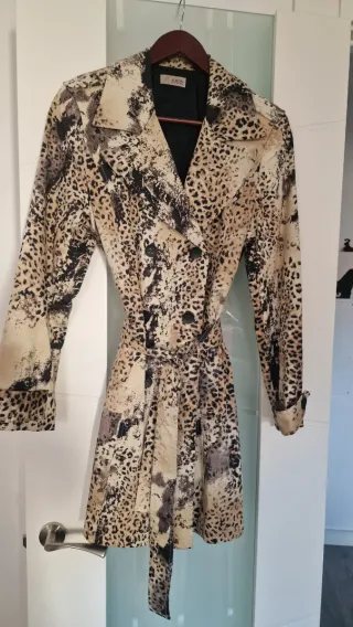 Gabardina beige y negra con estampado