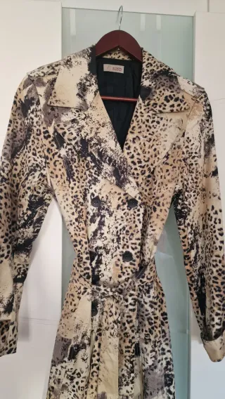 Gabardina beige y negra con estampado