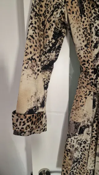 Gabardina beige y negra con estampado