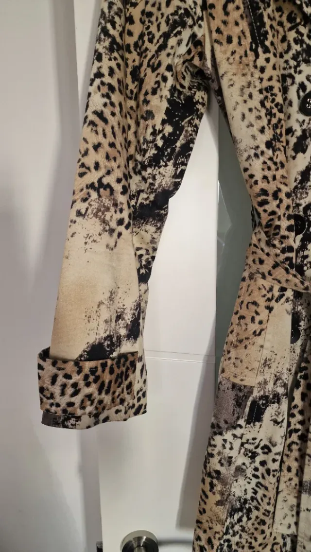 Gabardina beige y negra con estampado