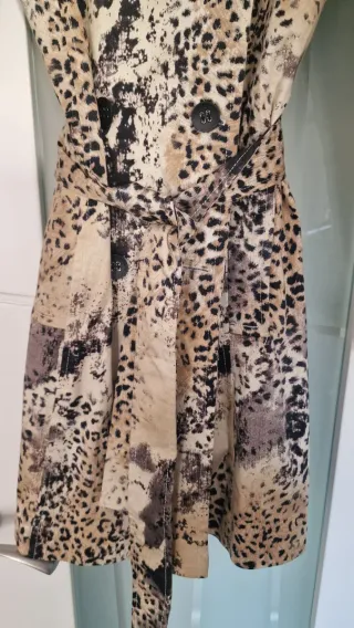 Gabardina beige y negra con estampado