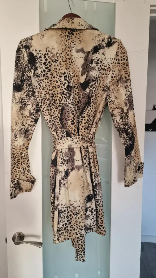 Gabardina beige y negra con estampado