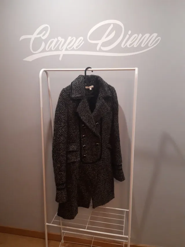 Abrigo de paño gris jaspeado estilo militar