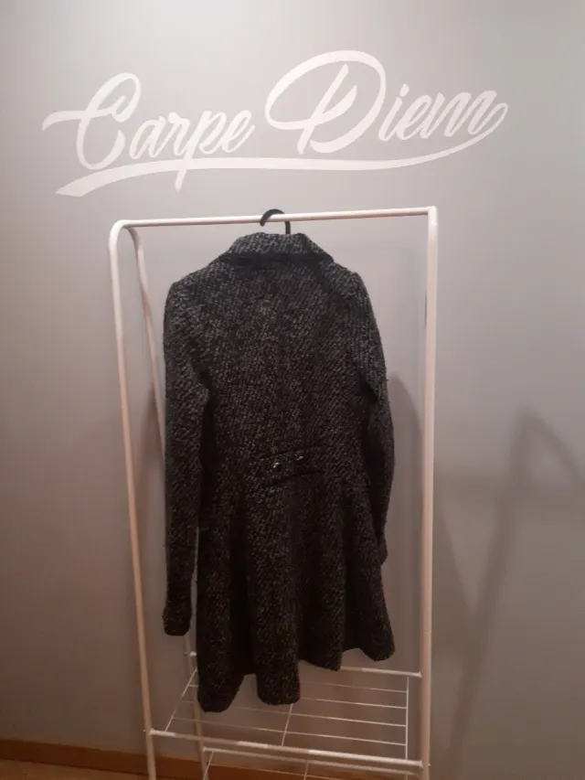 Abrigo de paño gris jaspeado estilo militar