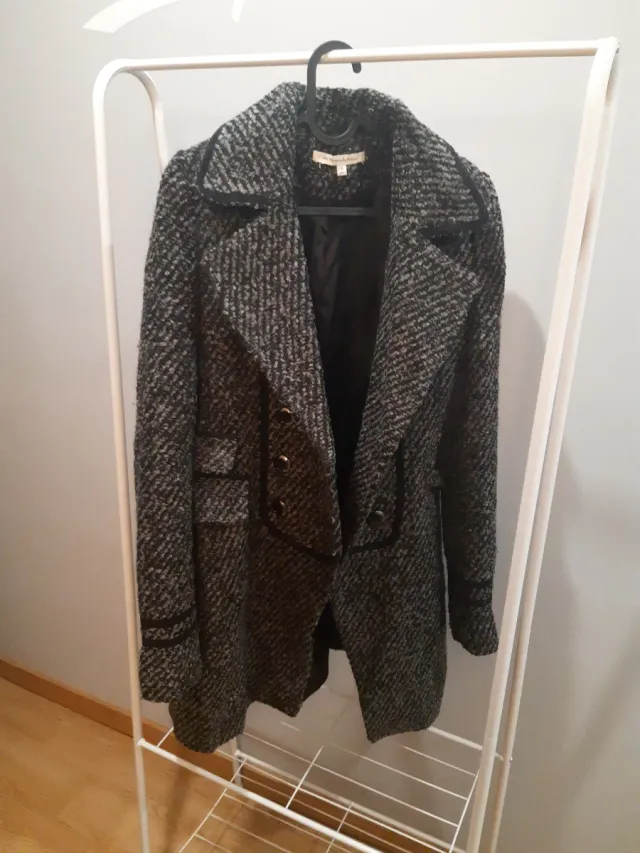 Abrigo de paño gris jaspeado estilo militar