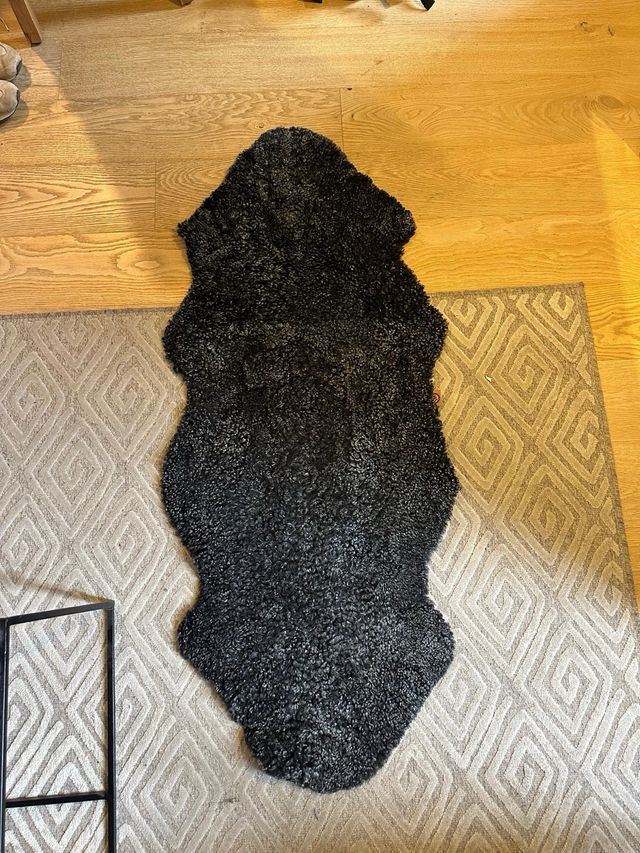 Alfombra Piel Oveja Negra Rizada