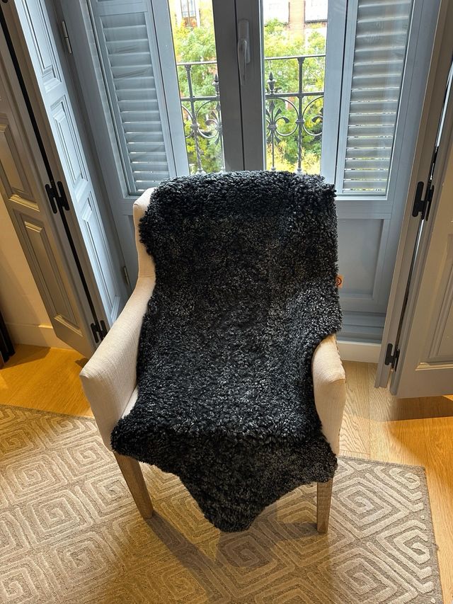 Alfombra Piel Oveja Negra Rizada