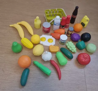 Carrito de la compra infantil y comidita.