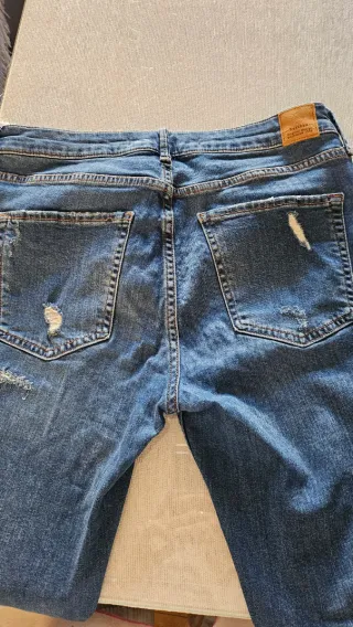 Pantalón vaquero Bershka desgastado