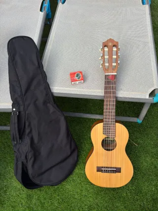 Guitarra pequeña con funda y afinador
