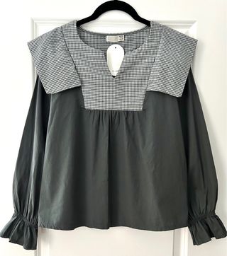 Blusa con canesú gris