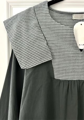 Blusa con canesú gris