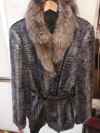 Chaquetón de pelo gris con cinturón