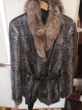 Chaquetón de pelo gris con cinturón